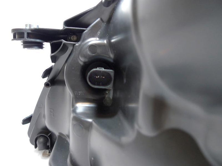 2006-2008 Mercedes Benz M Class W164 White LED Strip Chrome or Black Housing Projector Headlight For Stock Halogen Model
#housing-color_black-housing-clear-lens-white-led-strip-projector