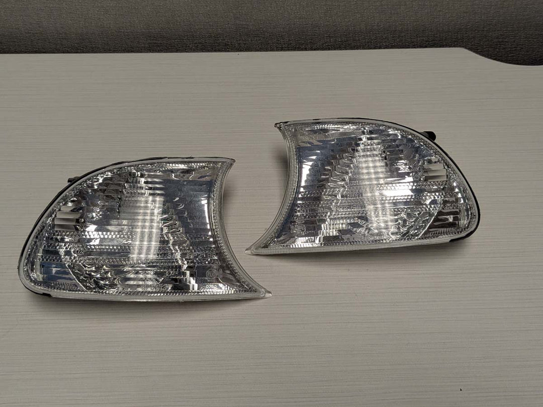 OPEN BOX 2002 - 2003 BMW 3 Series E46 2D / Cabrio & 2002 - 2006 E46 M3 Screw - On All Clear Lens Corner Signal Light