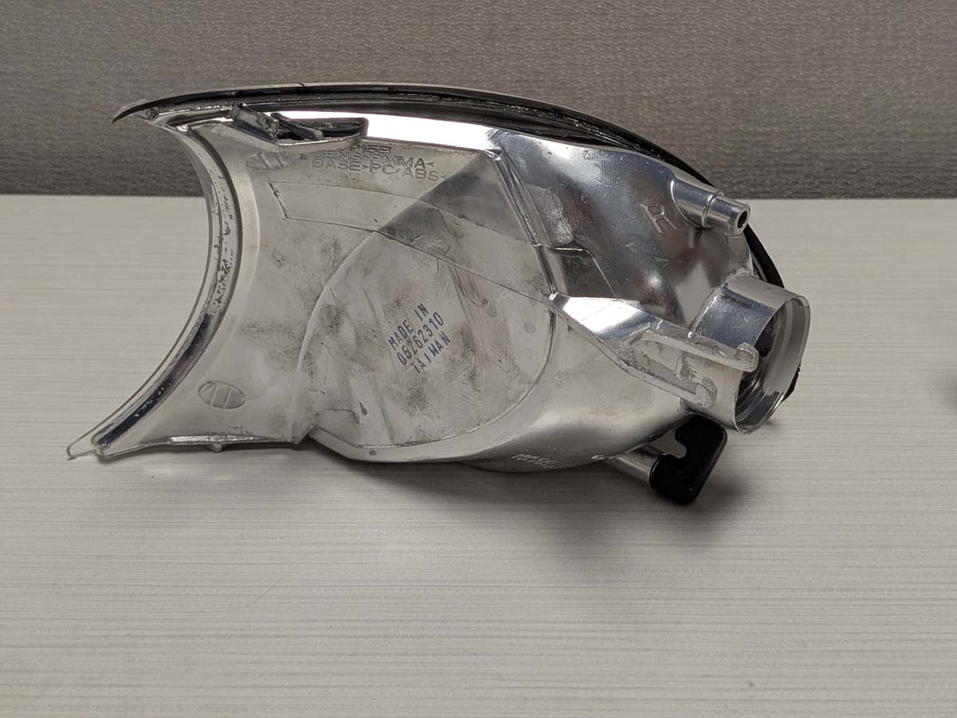 OPEN BOX 2002 - 2003 BMW 3 Series E46 2D / Cabrio & 2002 - 2006 E46 M3 Screw - On All Clear Lens Corner Signal Light